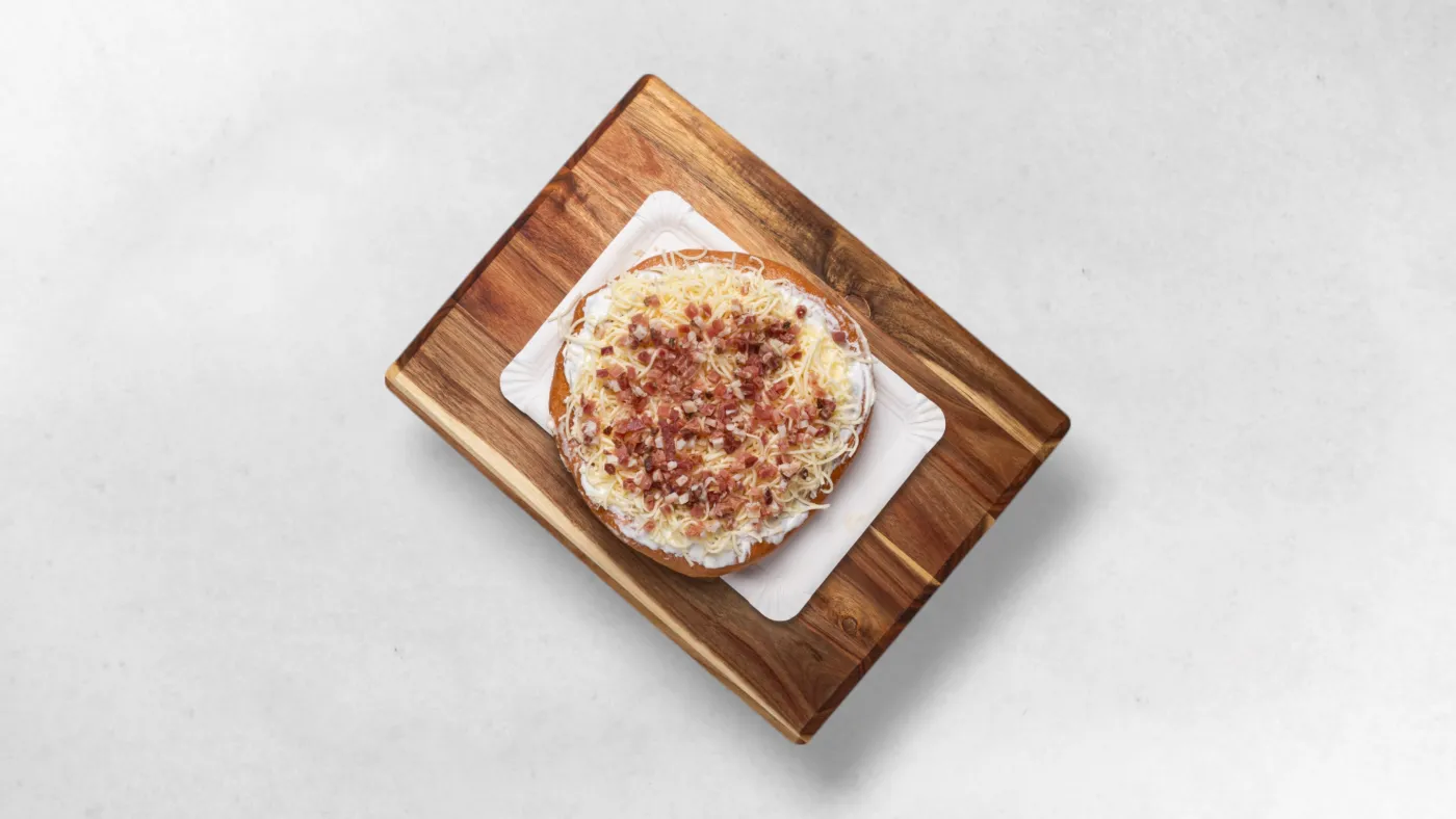 Langos mit Sauerrahm, Käse und Speck